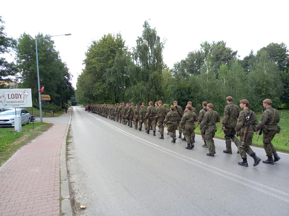 Rajd_wojsko_Wojciechow_ulica.jpg